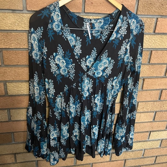 Free People Speak Easy Bell Sleeve Floral V Neck Tunic Top Women’s Size M - Picture 2 of 8